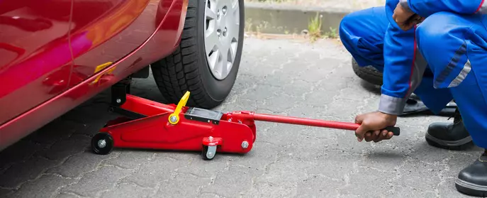 Bottle jack to clearance lift car